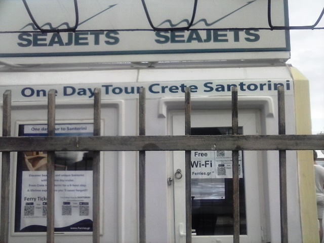Santorini kancelář v přístavu za mříží
